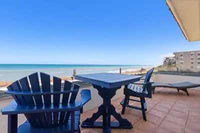 Image de Captivating & Spacious 2 primary suites\/2. 5 bath Oceanfront Condo