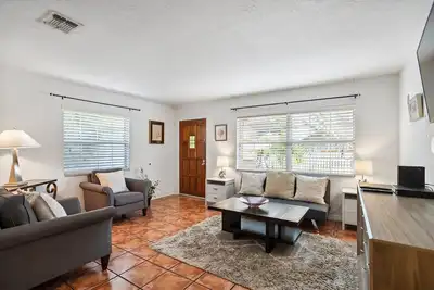 Image de Charming Apartment near Tropicana Field. Beautiful St. Pete is waiting for you!