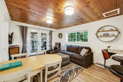 Image de Cozy & Stylish Cottage w/Hot Tub, Free WiFi, Private Washer/Dryer, & Gas Grill