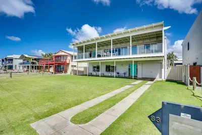 Image de 83 Barrage Rd - A Riverside Stunner!