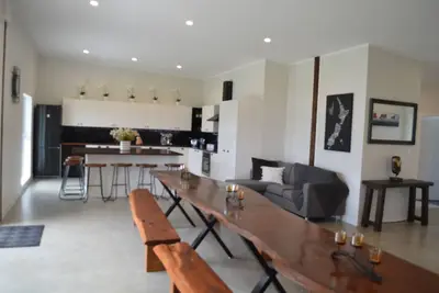 Image de Serene Lakeside Escape in Brand New Luxury House!