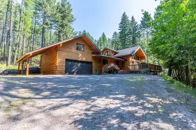 Image de Secluded lodge w/ spacious deck, wood-burning stove, full kitchen, & free WiFi