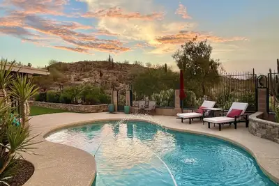 Sanctuary On The Mountain- A central city, desert view, heated pool, gem.