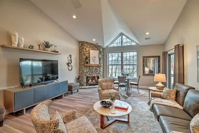 Image de Indoor Pool & Golf Course Views: Lake Lure Condo!
