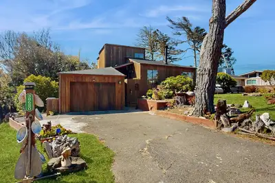 Image de Beautifully Crafted Ocean View Home w\/ Fireplace & WiFi - Walk to Town\/Beach