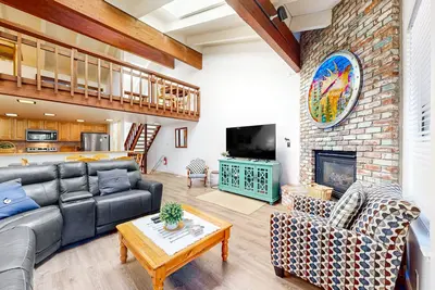 Image de Two-Level Condo w/Shared Outdoor Pool, Free WiFi, Fireplace, & Washer/Dryer