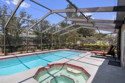 Image de Great Location w/Heated Pool with beautiful outdoor patio/bar area!