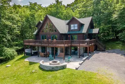 Image de Tipsy Timber Lodge: Lake Access, Hot Tub, Dock Slip, 2 Fireplaces!