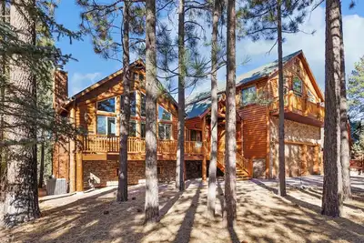 Image de Luna Lodge by Destination Big Bear : Centrally Located between Snow Summit and Bear Mtn in Beautiful Heavenly Valley Estates! 6 Bedrooms with En-Suites! Spa! Gameroom! Theater Room!