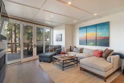 Image de Stunning Unobstructed Tahoe Views | Hoa Beach | Steps to Shops, Dining & Kings Beach