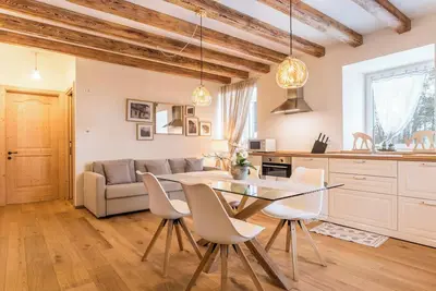 Image de Appartement \"Wellness Lodge Edoardo\" avec vue sur le lac et les montagnes, bain à remous et sauna