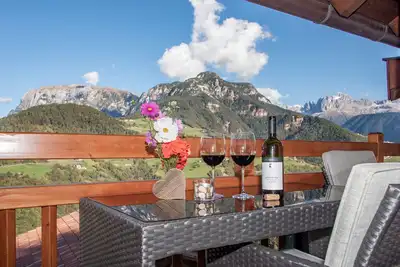 Image de Appartement \"Schlern - Heigler Hof\" avec vue sur les montagnes, Wi-Fi, balcon, sauna et terrasse.