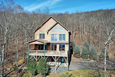 Image de Sky High-Open for Bookings! Views, Hot Tub, Game Room, Wi-Fi