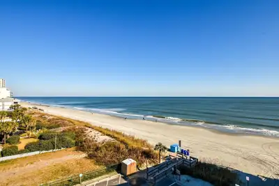 Image de Two Bedroom Oceanfront Oasis: Relax and Unwind at Our Sea Master Beach Condo