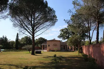Image de villa privée avec jardin muré.