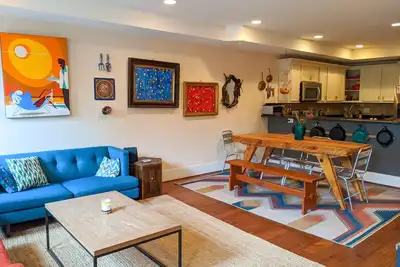 Image de Colorful, Artsy and Spacious 3br/3ba 2 Level Condo