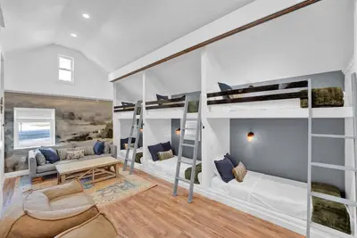 Image de Pocono Mountain Farmhouse w/Bunk Room & Hot Tub