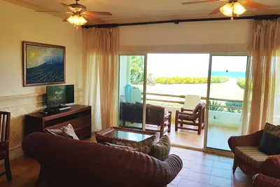 Image de Ocean-view 2bd guest-friendly condo steps from the sea