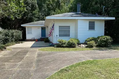 Image de Charming Home in East Hill, nearby neighborhood parks, bayou, beach and downtown