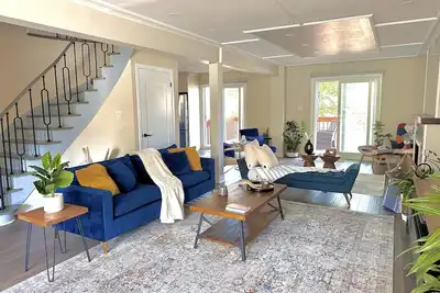 Image de Chic, Spacious Home off Yonge St