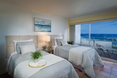 Image de Extraordinary Ocean/Harbor View  Ilikai Suite #1906