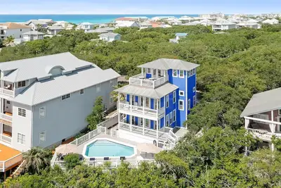 Image de Destin2bHere - Heated Saltwater Pool, Lakefront, Short Walk to Private Beach!