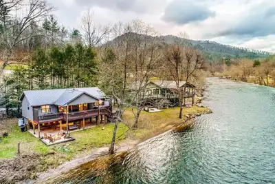Image de Riverfront getaway with a deck, yard, private hot tub, fireplace, and grill
