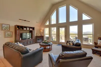 Image de Lakemont Retreat: Game Room, Hot Tub, & Mtn Views!