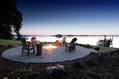 Image de Beautiful Lakefront Home - Huge Views