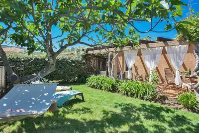 Image de maison kiwi avec piscine chauffée terrasse jardin et bbq à Calvi