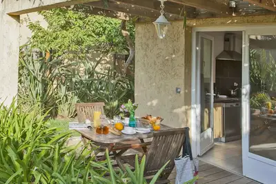 Image de minivilla lilas indépendante à Calv avec jardin et piscine, jardin et bbq