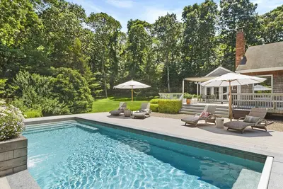 Image de Beautiful, new design with tons of natural light, beautiful pool, and great. . .