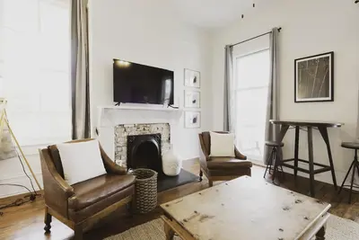 Image de Modern 2-Bedroom Apartment in Victorian District ★ Prime Location ★ Near Forsyth