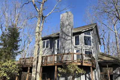 Image de Shady mntn. home with access to resort, pools, lake, trails, breweries, & more!