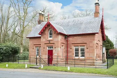 Image de Beautifully restored former gatehouse standing proudly at the entrance
