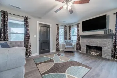 Image de Brand New & High Quality Reno w/ Great Location
