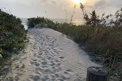 Image de Cozy Cottage - Ocean Views- Steps away from private beach