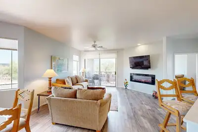 Image de Newly Remodeled! Desert getaway with WiFi, shared pool & hot tub