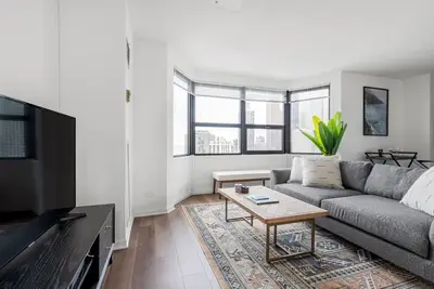 Image de Airy Gold Coast 2br w/ Gym, Pool, near. Oak St. Beach, by Blueground