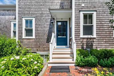 Image de West End home comfortably sleeping 6 guests,