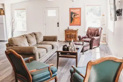 Image de 'Moe's Cabin' in the heart of Adelaida wine country