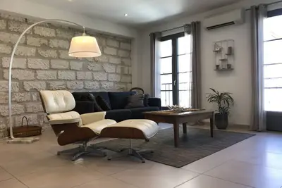 Image de Maison Avec Patio & Piscine Au CŒUR Des Remparts!