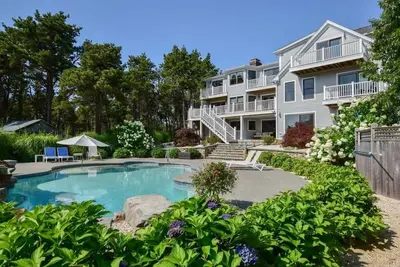 Image de Gorgeous Outdoor areas with Heated Pool & Hot Tub!