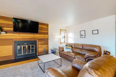 Image de Mountain view ski condo with gas fireplace, pool, & hot tub - washer/dryer access