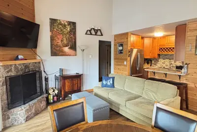 Image de Top floor two level 2 bedroom, Mountain View!