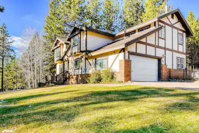 Image de Dog-friendly home with pool table, fireplaces, & private hot tub, sleeps 10
