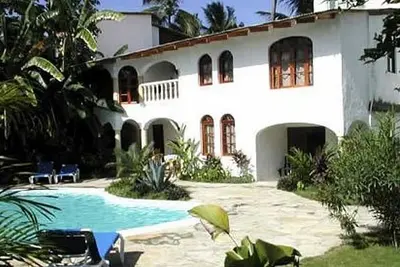 Image de Private Room/bathroom in gated residence with pool, steps from beach