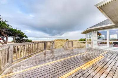 Image de Dog-friendly oceanfront house with wood-burning fireplace, deck & beach access