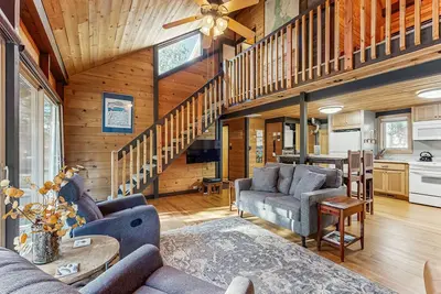 Charming cabin w/ large deck, bikes, & Sharc passes for pool/hot tub access