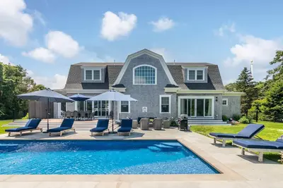 Image de Luxurious New Katama Gambrel With Pool